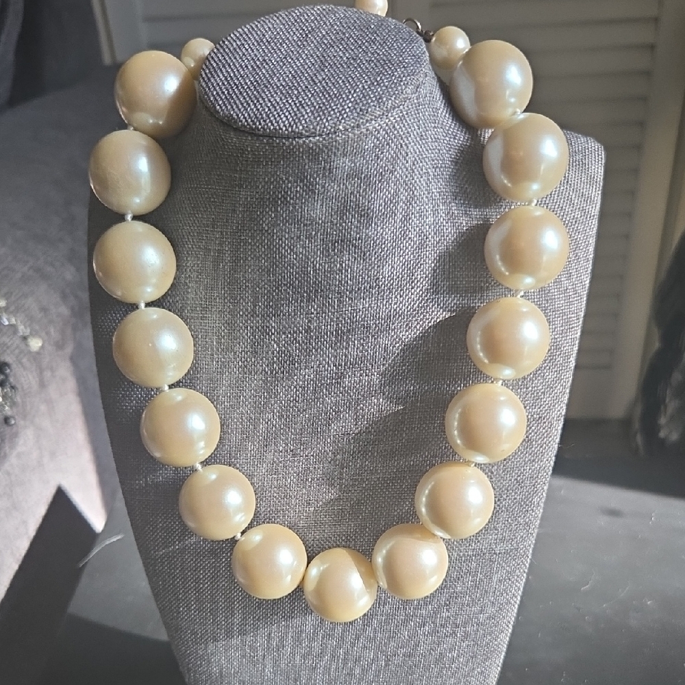Elegant Cream Pearl Necklace